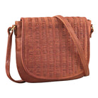 Damen Schultertasche Leder geflochten cognac aus der schrägen Frontalperspektive